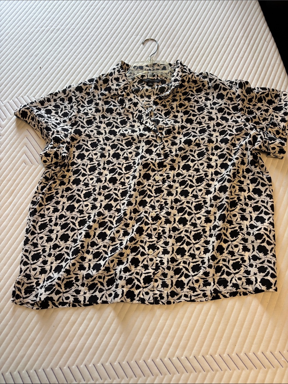 Banana Republic Black and White Short-Sleeve Floral Button-Up Top